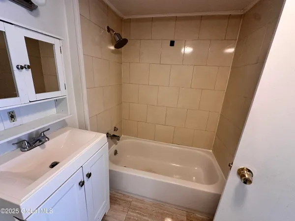 $1,225 | 200 Mohawk Street, Unit 2, Cohoes, NY 12047