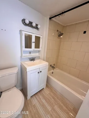 $1,225 | 200 Mohawk Street, Unit 2, Cohoes, NY 12047
