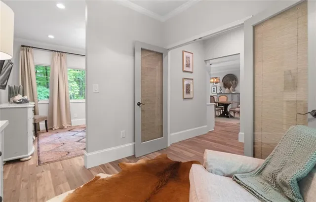 a black and white photo of a living room
