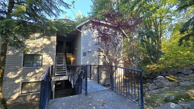 $2,100 | 12515 Northeast 116th Street, Unit B23, Kirkland, WA 98034