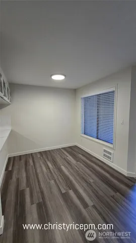 a view of empty room with window