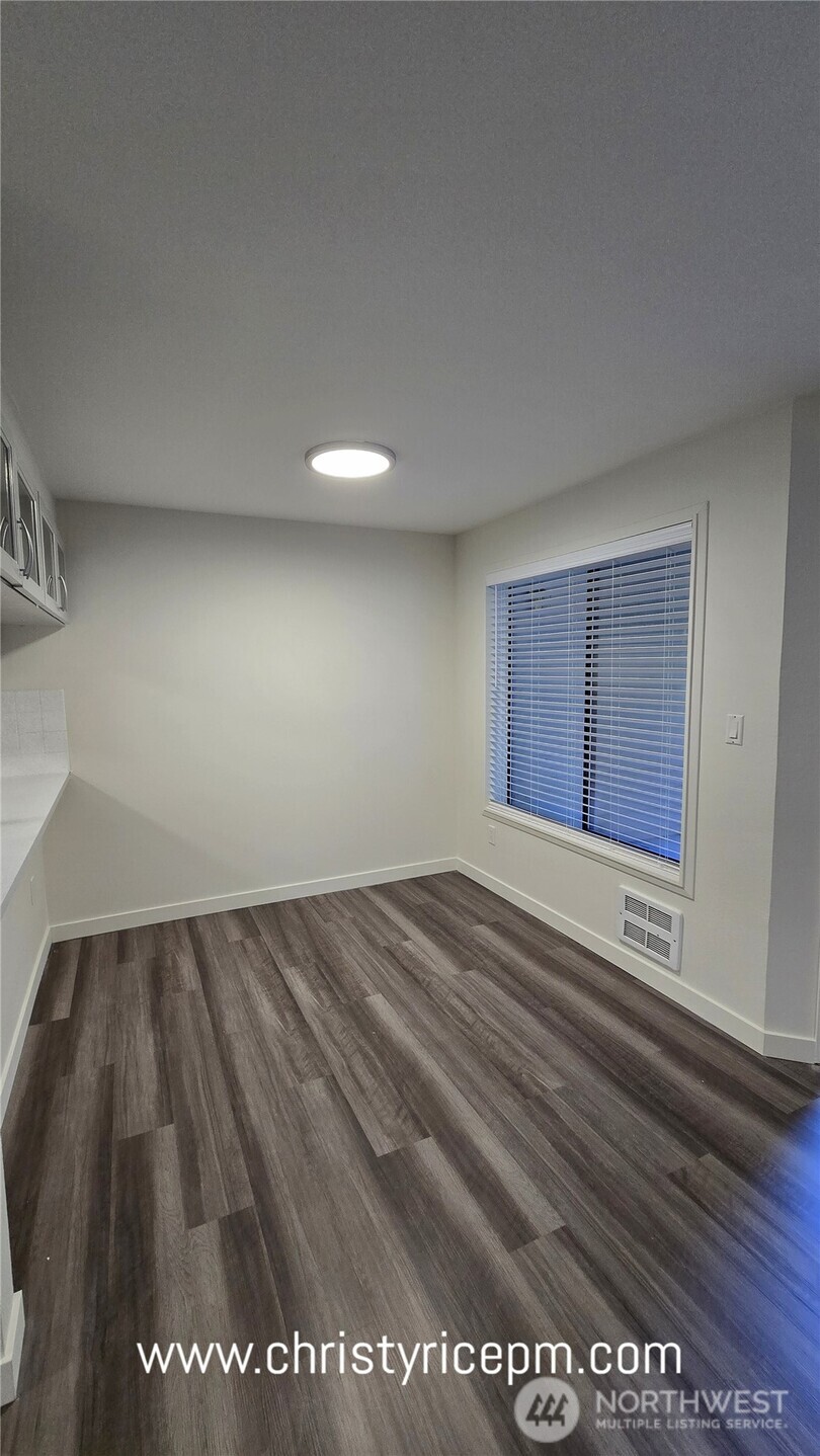 12515 Northeast 116th Street, Unit B23 Kirkland, WA 98034 - Photo 5 of 17 a view of empty room with window