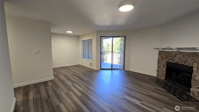 $2,100 | 12515 Northeast 116th Street, Unit B23, Kirkland, WA 98034