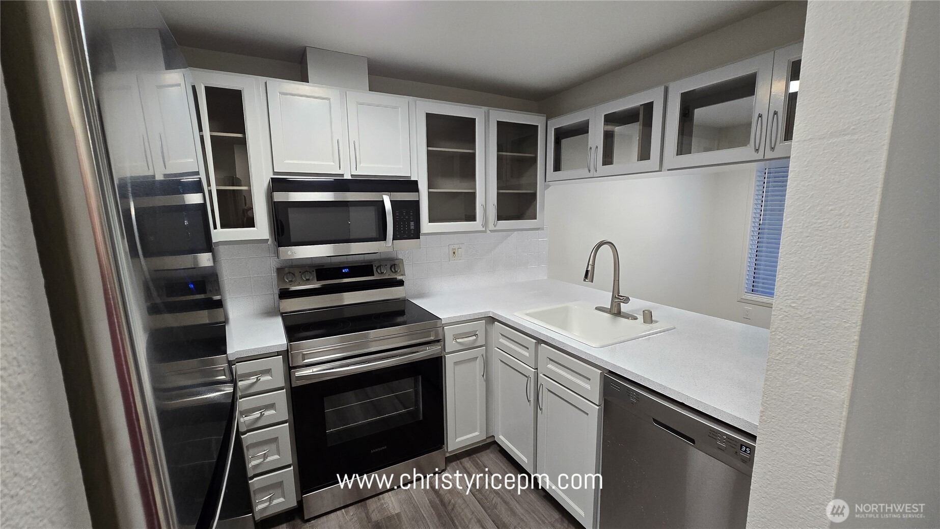 12515 Northeast 116th Street, Unit B23 Kirkland, WA 98034 - Photo 9 of 17 a kitchen with a sink stove and refrigerator