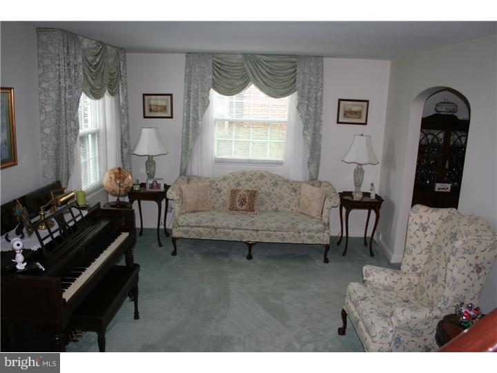 144 Warrior Road Drexel Hill, PA 19026 - Photo 2 of 20 Living Room