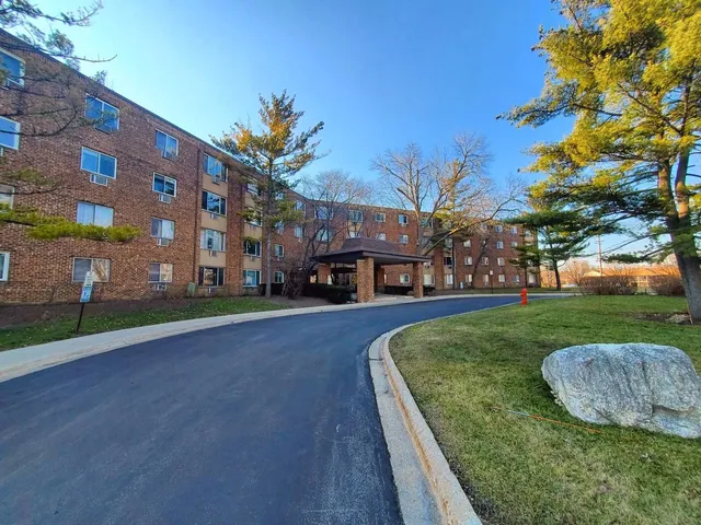 $1,300 | 1500 Robin Circle, Unit 108, Hoffman Estates, IL 60169