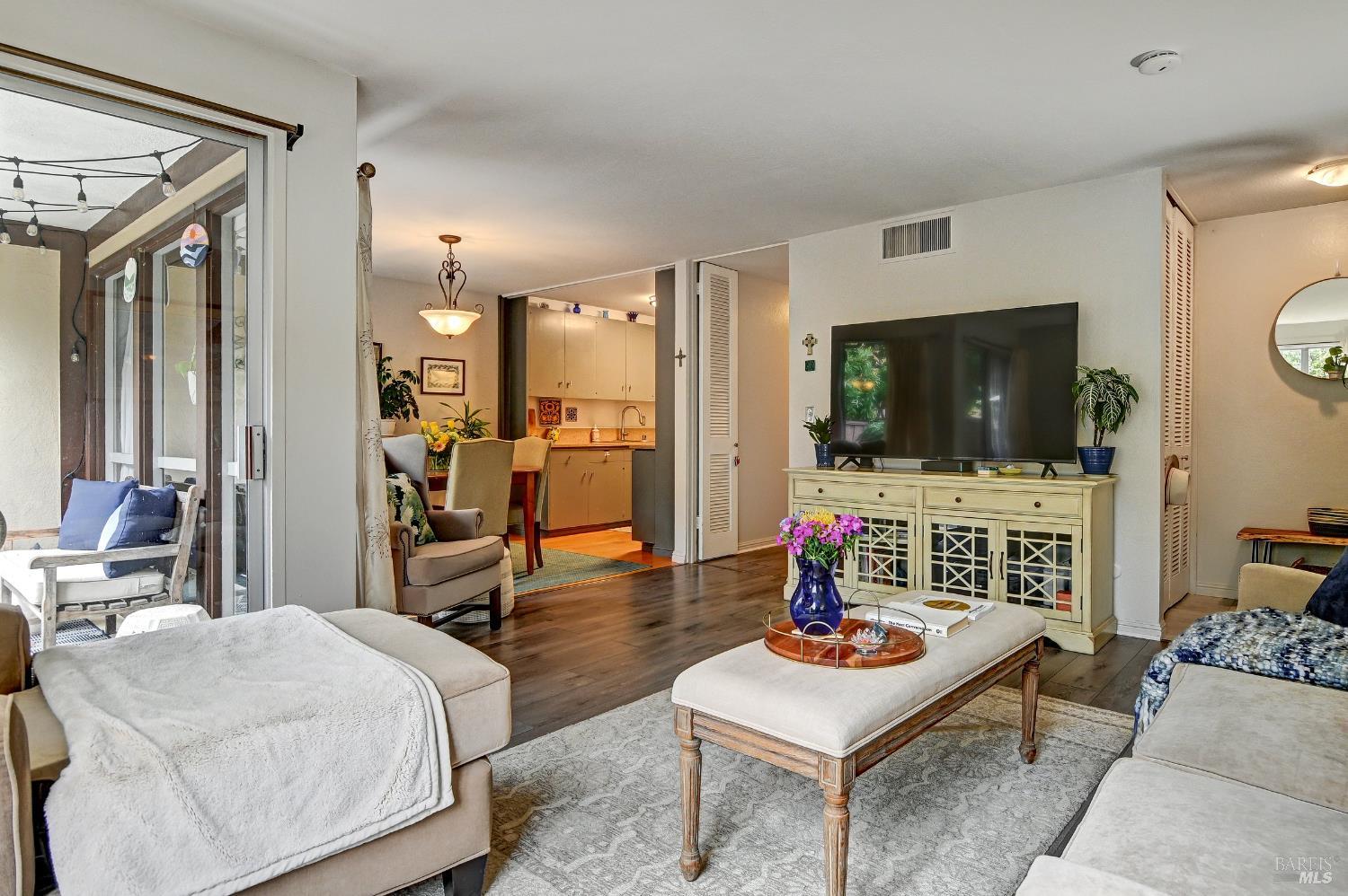 60 Surrey Lane San Rafael, CA 94903 - Photo 3 of 24