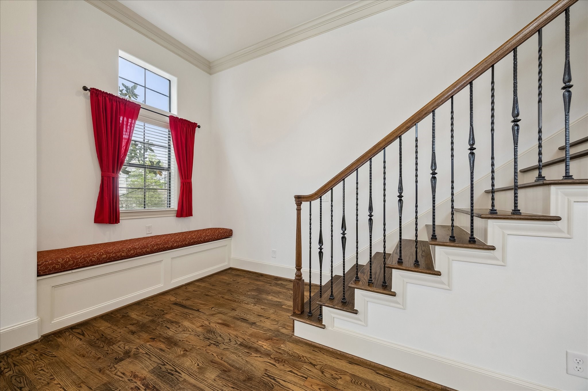 1407 Shearn Street Houston, TX 77007 - Photo 23 of 35 Window seating at the base of the stairs that leda to the 3rd floor.