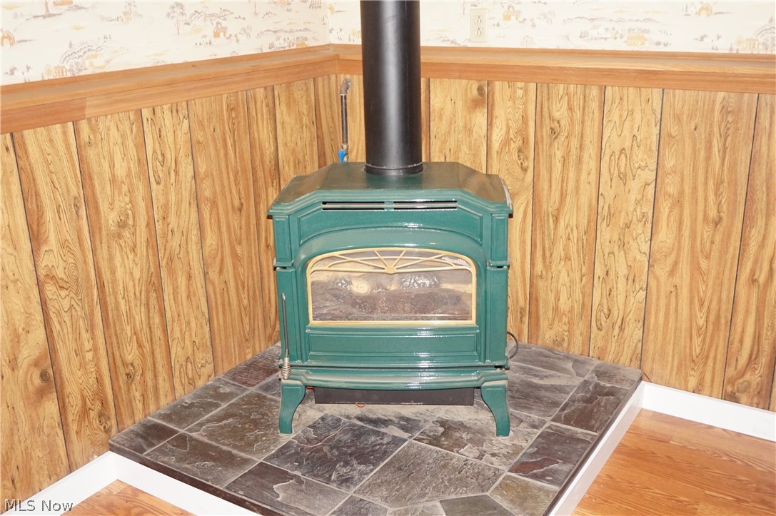 6019 New London Road Ashtabula, OH 44004 - Photo 16 of 47 Lower level gas stove.