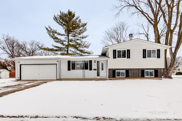 $310,000 | 18758 West Highfield Drive, Gurnee, IL 60031