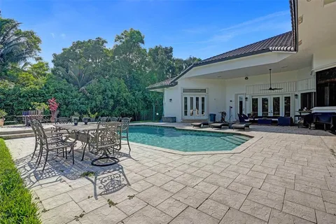 a view of a house with backyard and sitting area