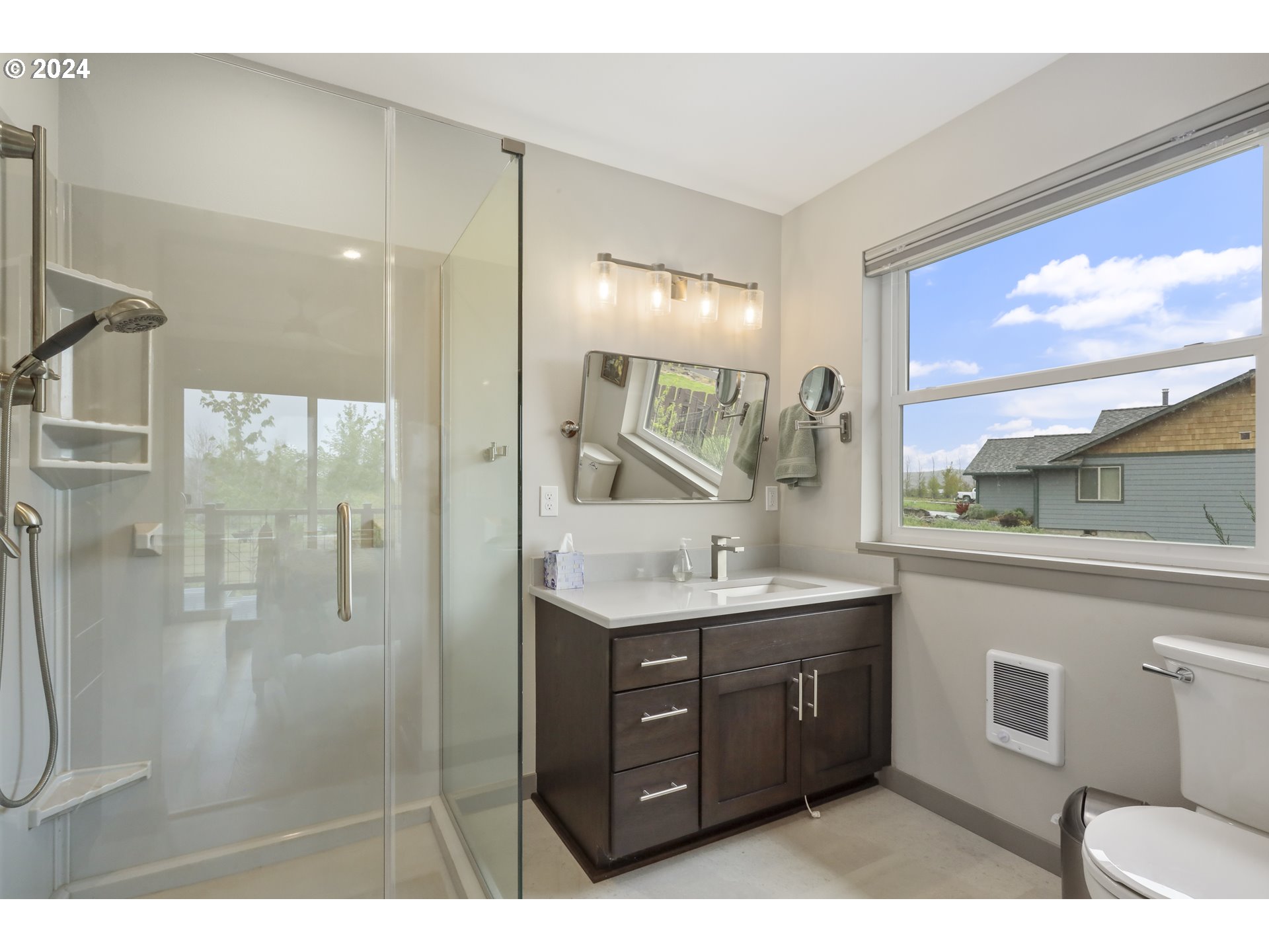 1513 Fish Tail Road Maupin, OR 97037 - Photo 22 of 39 Attached Bathroom #1