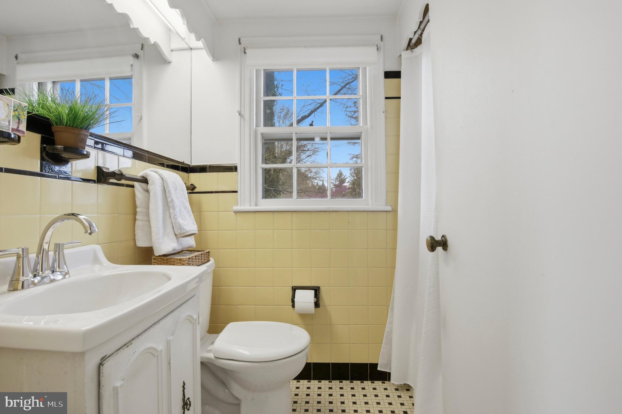 2240 Pioneer Road Hatboro, PA 19040 - Photo 19 of 28 Hall Bath