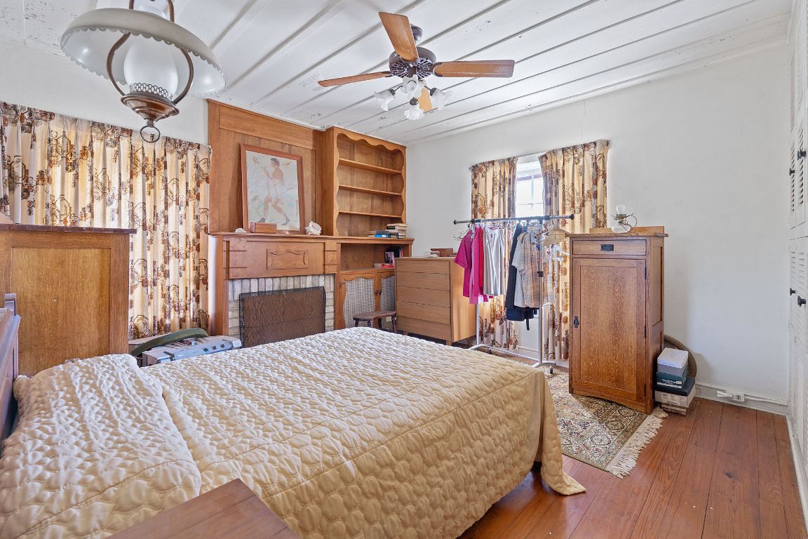 8409 Appaloosa Run Austin, TX 78737 - Photo 10 of 40 a bed room with a bed and a chandelier