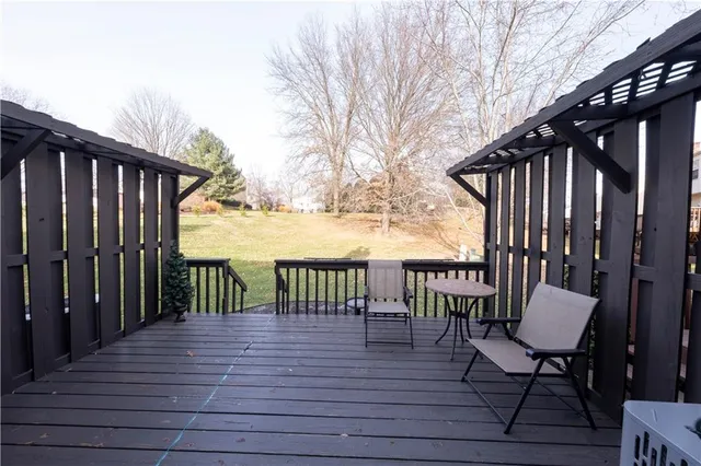 a view of yard with tree