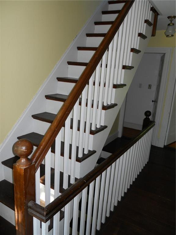 370 Pendleton Point Road Islesboro, ME 04848 - Photo 21 of 29 Stairwell