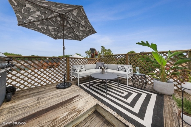 1049 West Altgeld Street, Unit 3A Chicago, IL 60614 - Photo 17 of 18 a roof deck view with a garden