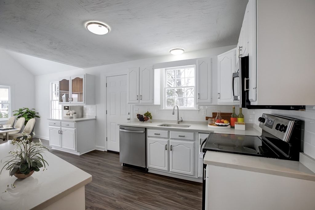 94 Benjamin Road Marlborough, MA 01752 - Photo 3 of 12 Gallery Image 3