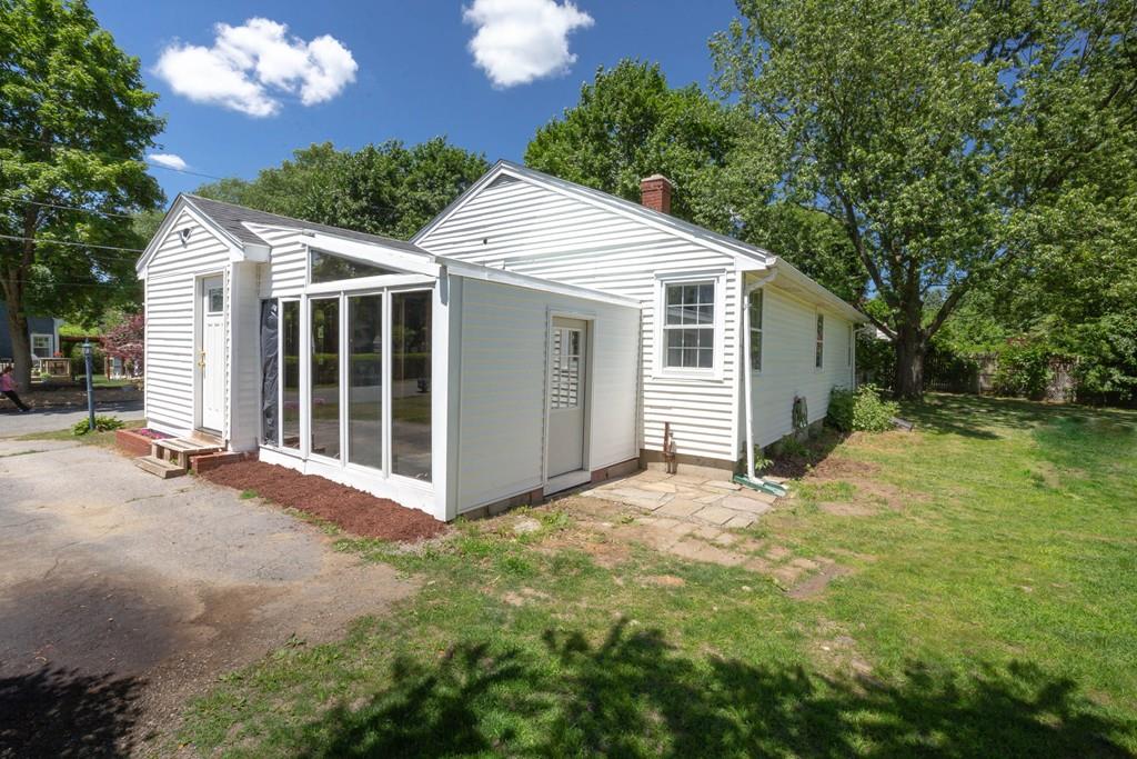 9 Gloucester Road Grafton, MA 01536 - Photo 4 of 31 Gallery Image 4