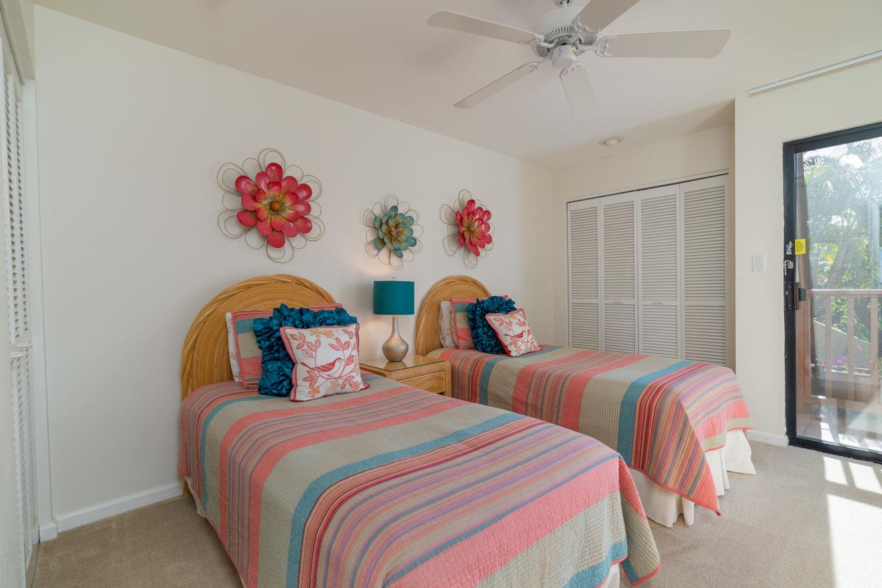 2777 South Kihei Road, Unit L204 Kihei, HI 96753 - Photo 18 of 30 a bedroom with two beds and a chandelier