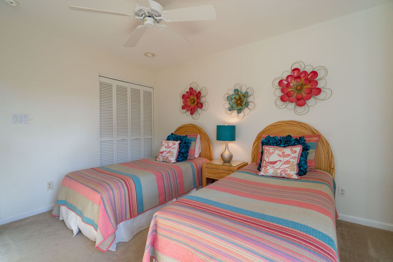 2777 South Kihei Road, Unit L204 Kihei, HI 96753 - Photo 19 of 30 a bedroom with two beds and a chandelier