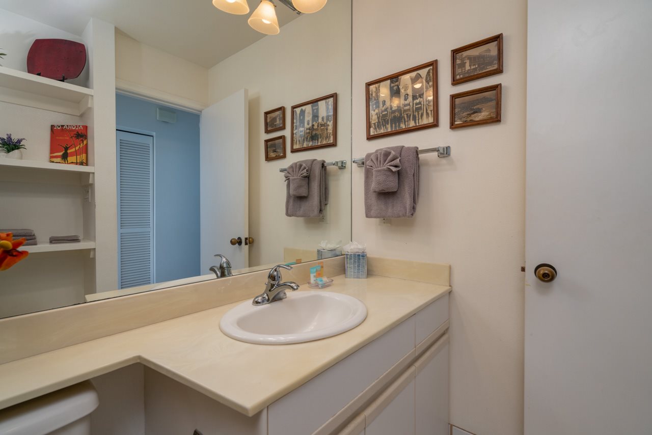 2777 South Kihei Road, Unit L204 Kihei, HI 96753 - Photo 20 of 30 a bathroom with a sink and a mirror