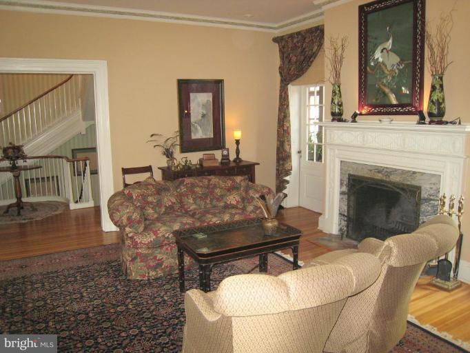 105 Charlcote Road Baltimore, MD 21218 - Photo 4 of 30 Living Room