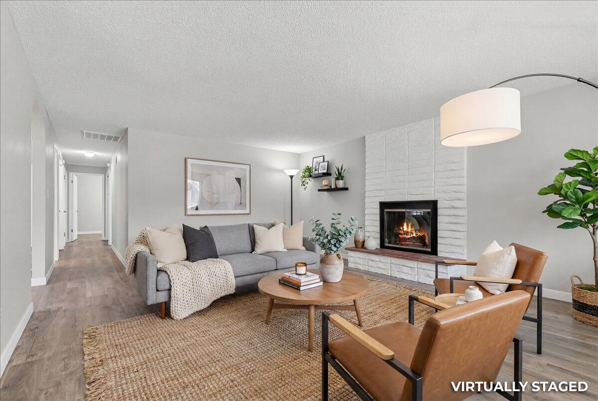 309 North Berkeley Way Medford, OR 97504 - Photo 7 of 32 Spacious Living room