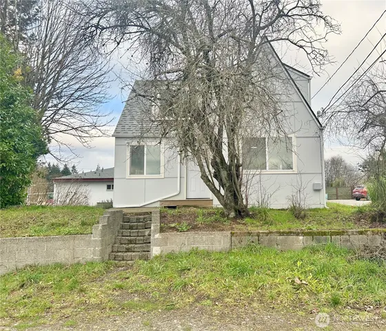 a view of backyard of house