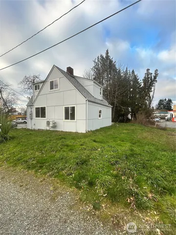 a view of a house with a yard