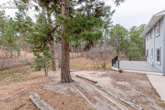 a view of house and outdoor space