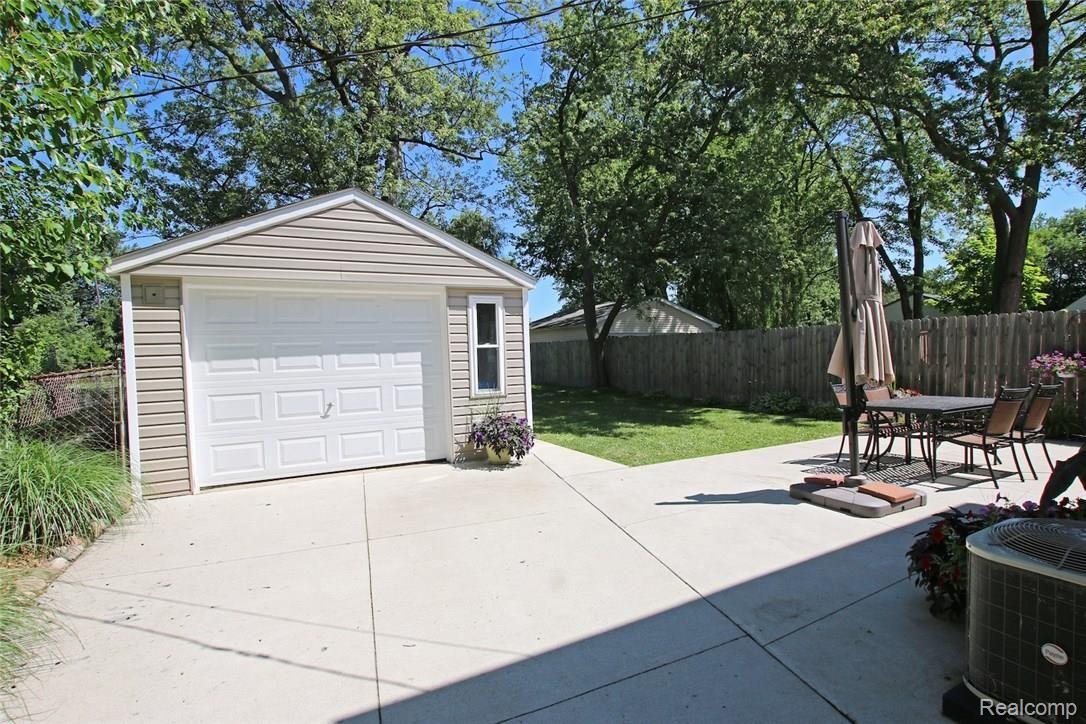 2702 Columbia Road Berkley, MI 48072 - Photo 44 of 50 44) Garage.jpg