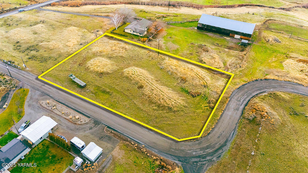 Nka Conrad Road Selah, WA 98942 - Photo 2 of 16 a view of a swimming pool