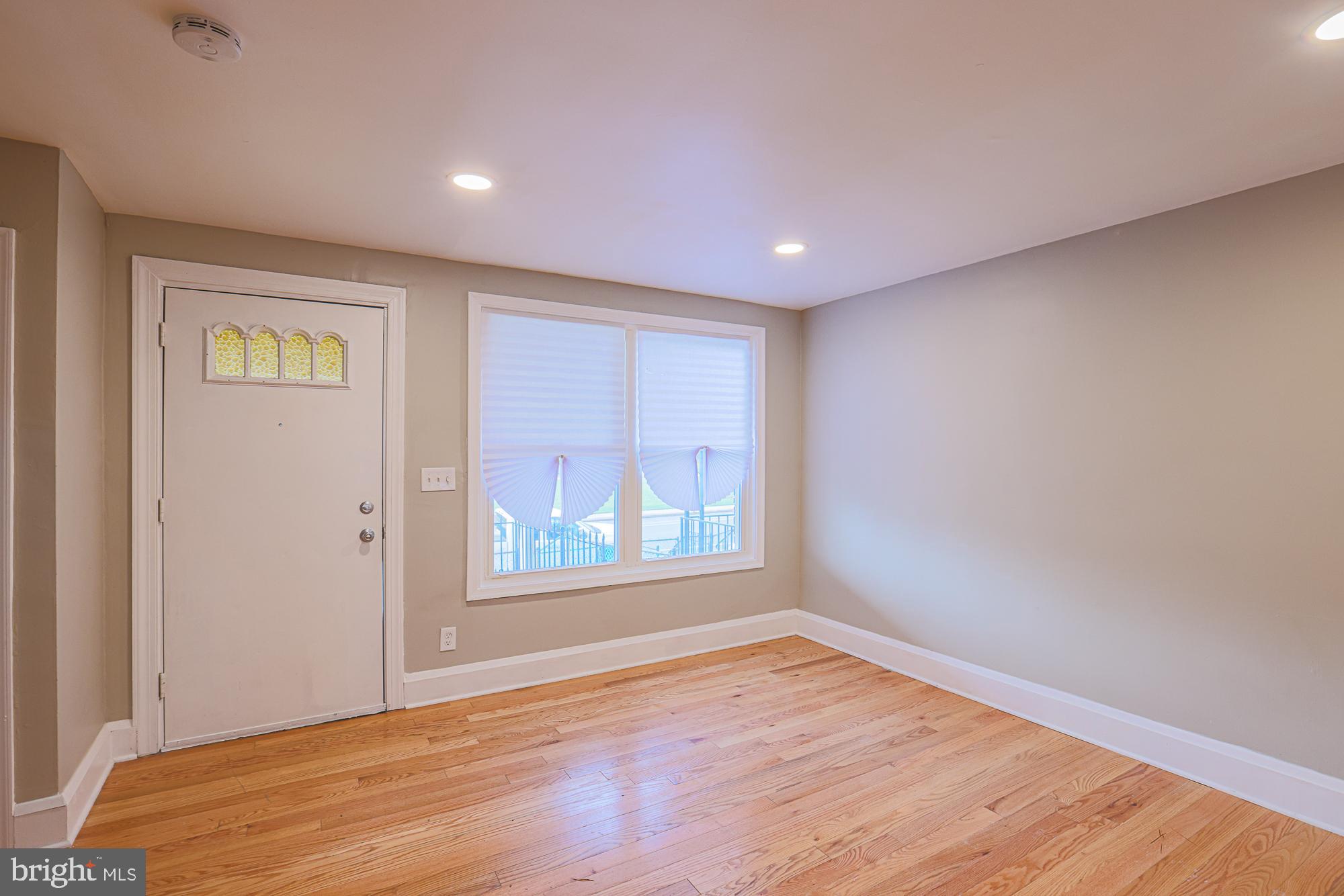 130 Reedbird Avenue Baltimore, MD 21225 - Photo 9 of 43 Living room