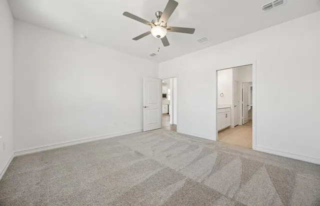 an empty room with fan and a ceiling fan