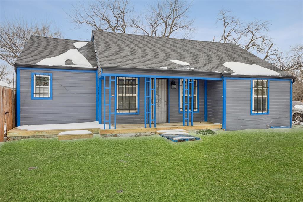 3847 Stalcup Road Fort Worth, TX 76119 - Photo 3 of 30 a backyard of a house with table and chairs