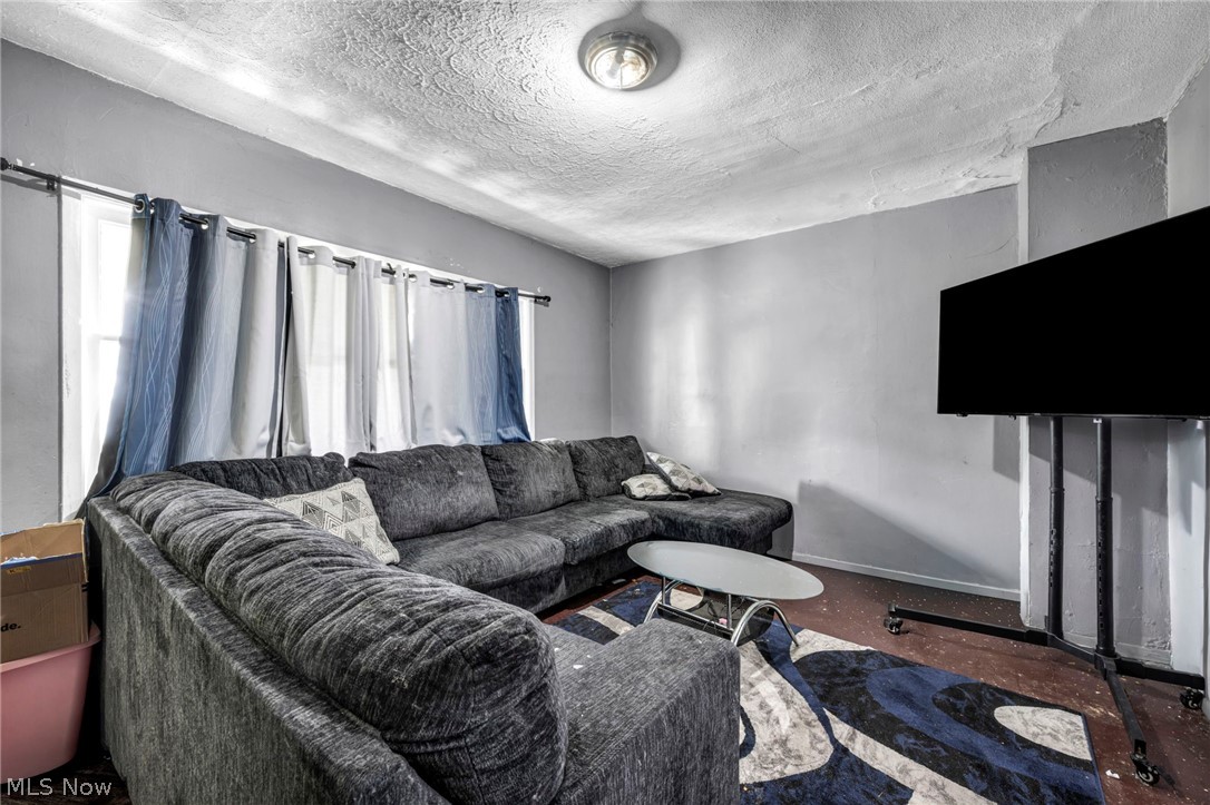1835 Reyburn Road Cleveland, OH 44112 - Photo 5 of 46 Gallery Image 5