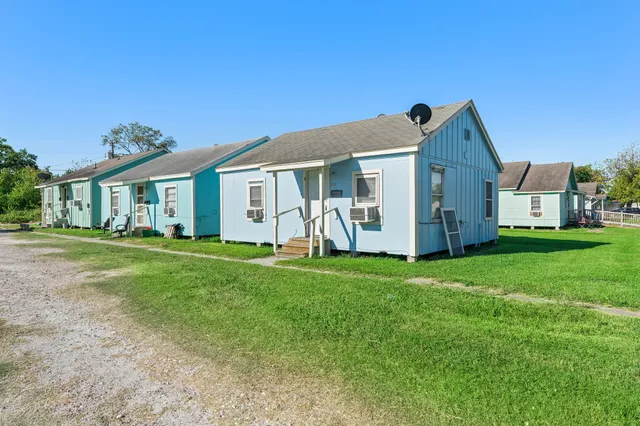 a view of a house with backyard