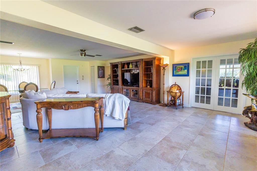 3337 Springmill Circle Sarasota, FL 34239 - Photo 13 of 51 Gallery Image 13