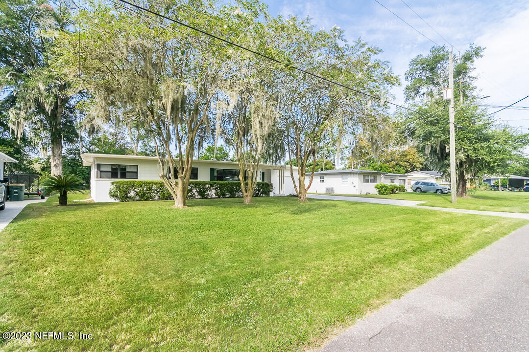 1128 Nightingale Road Jacksonville, FL 32216 - Photo 2 of 18 huge front yard