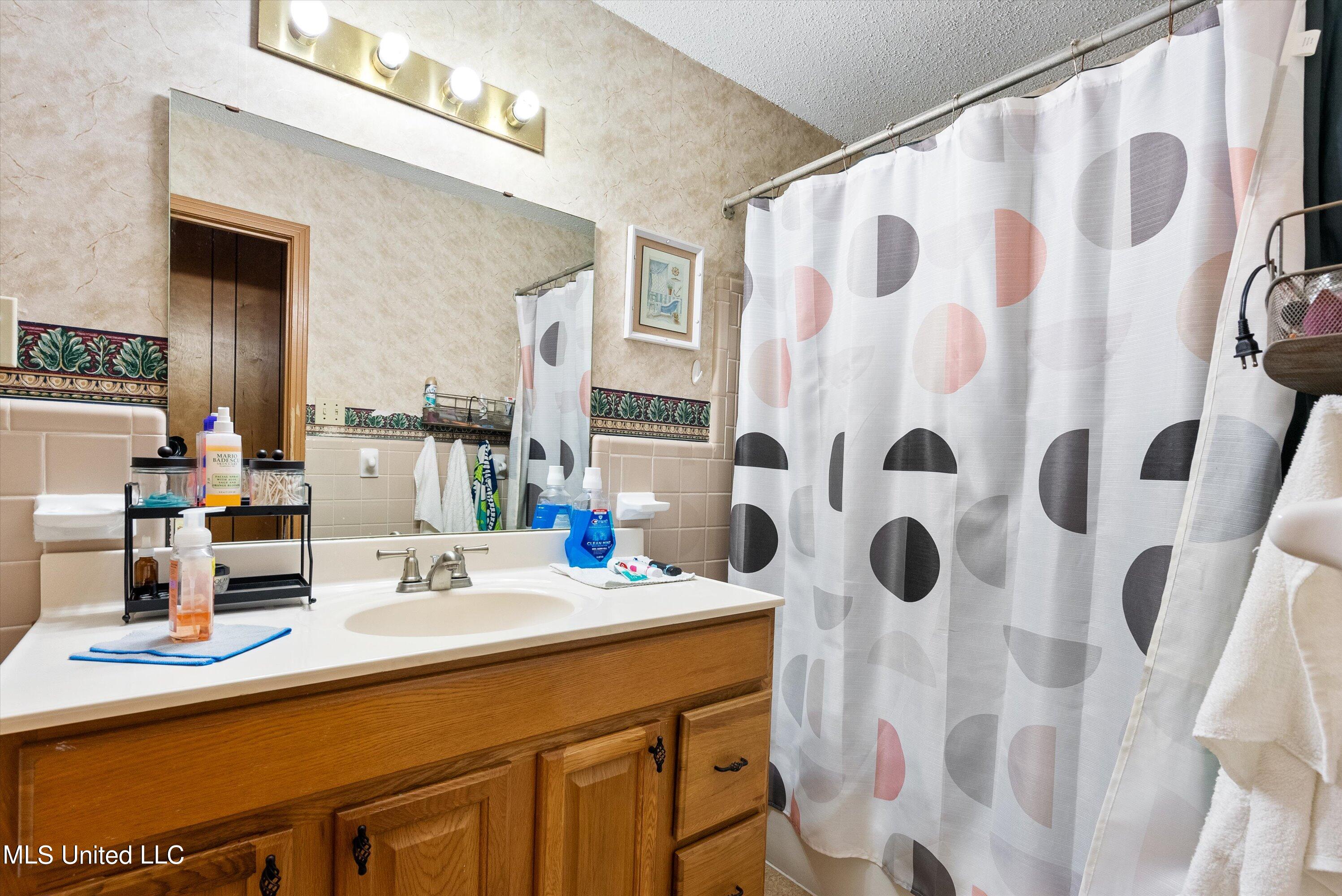 732 Victoria Road Byhalia, MS 38611 - Photo 14 of 22 14-Bathroom