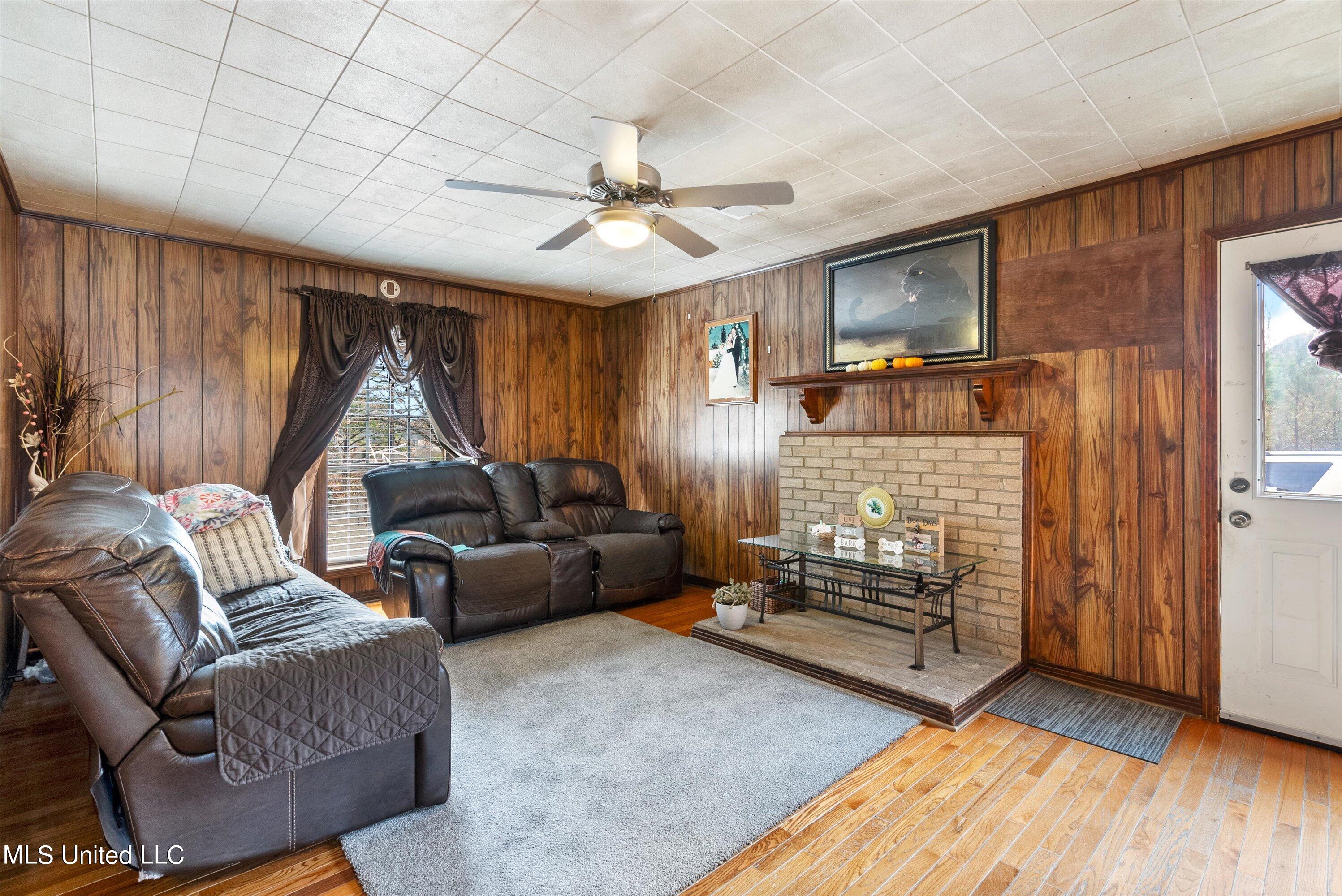 732 Victoria Road Byhalia, MS 38611 - Photo 3 of 22 03-Living Room