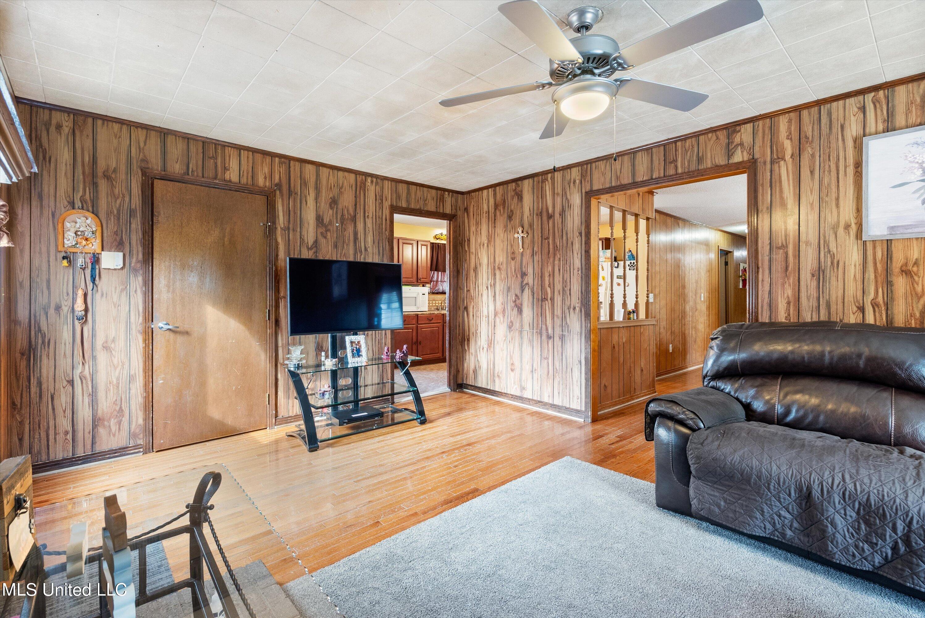 732 Victoria Road Byhalia, MS 38611 - Photo 4 of 22 05-Living Room