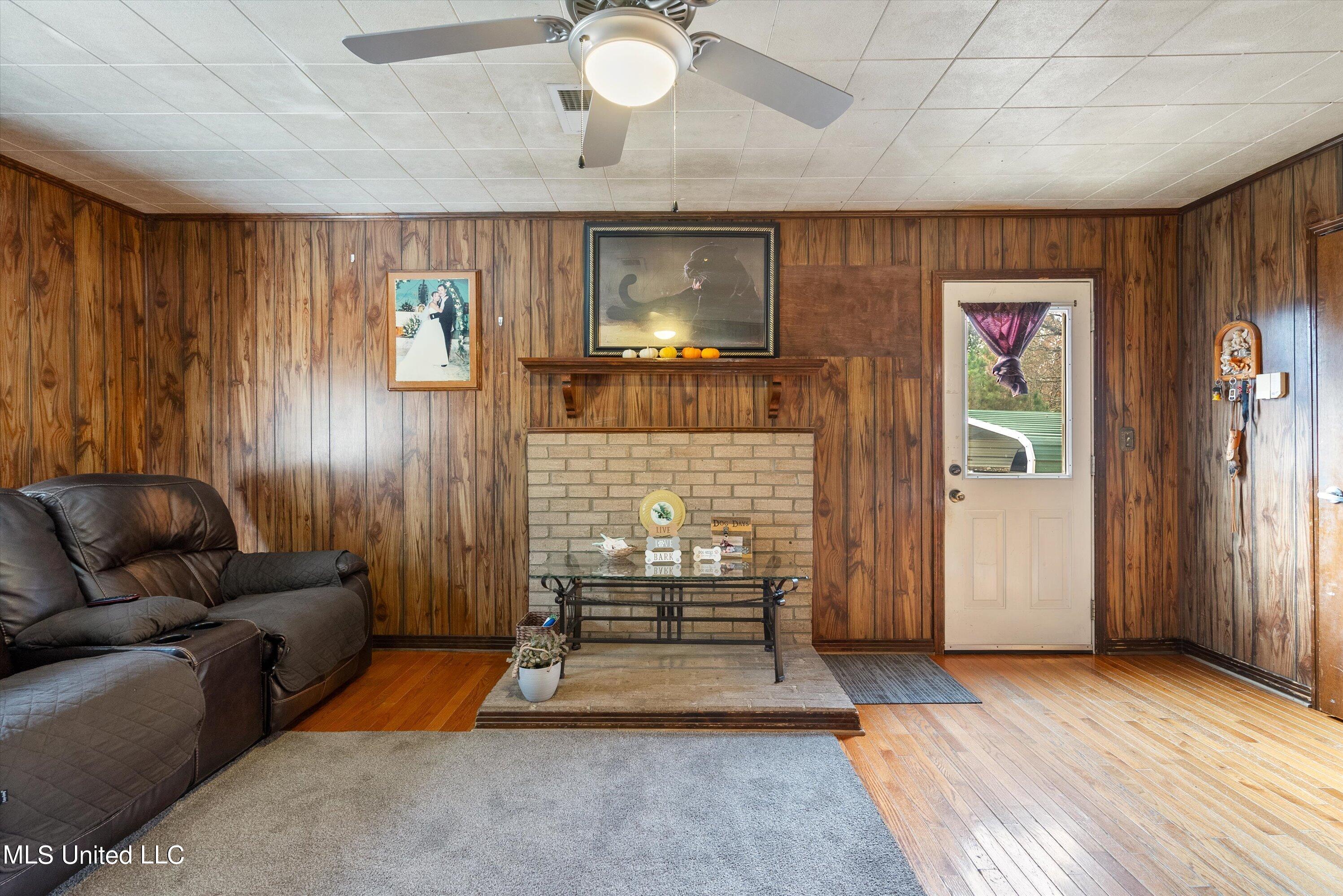 732 Victoria Road Byhalia, MS 38611 - Photo 6 of 22 04-Living Room