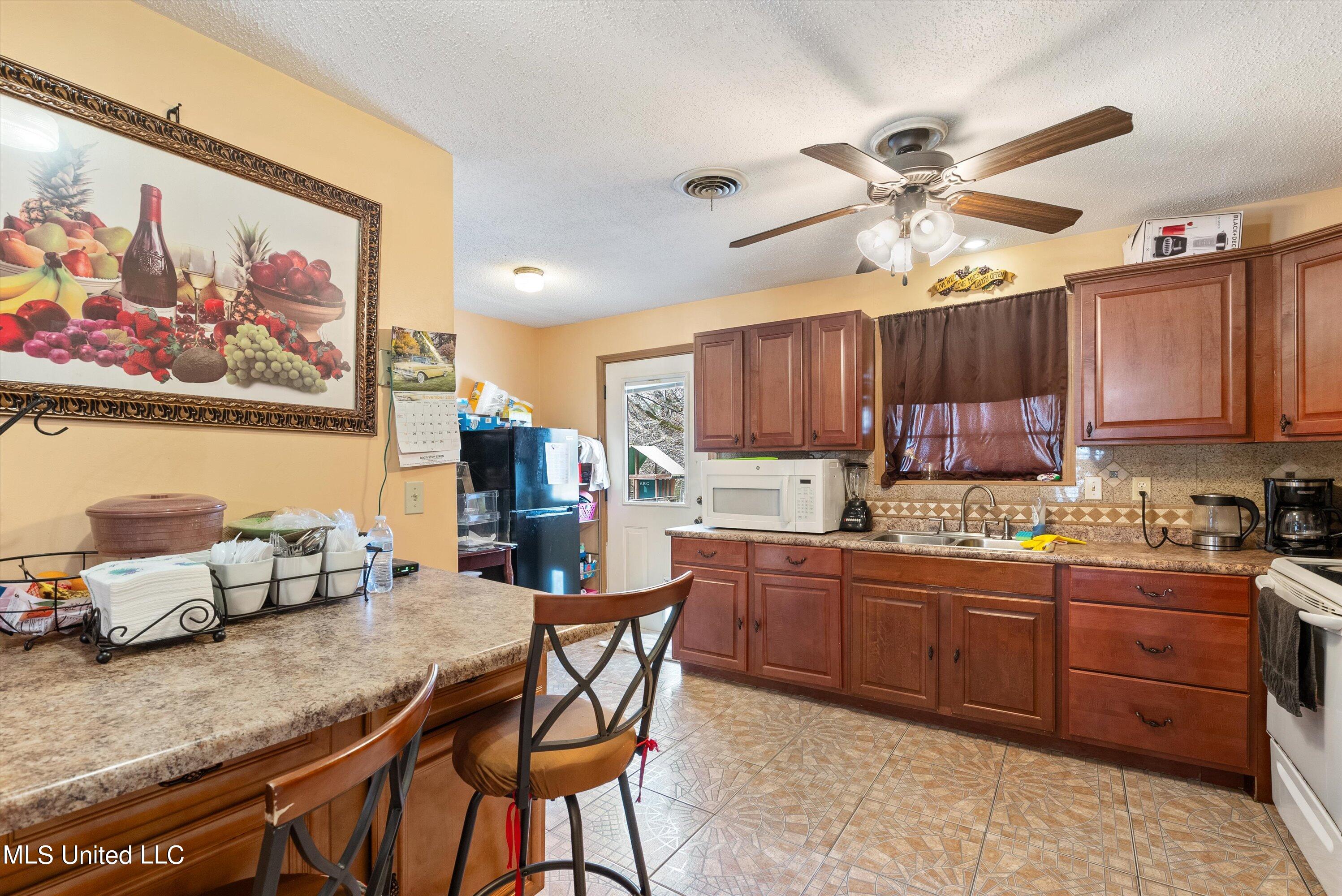 732 Victoria Road Byhalia, MS 38611 - Photo 8 of 22 08-Kitchen