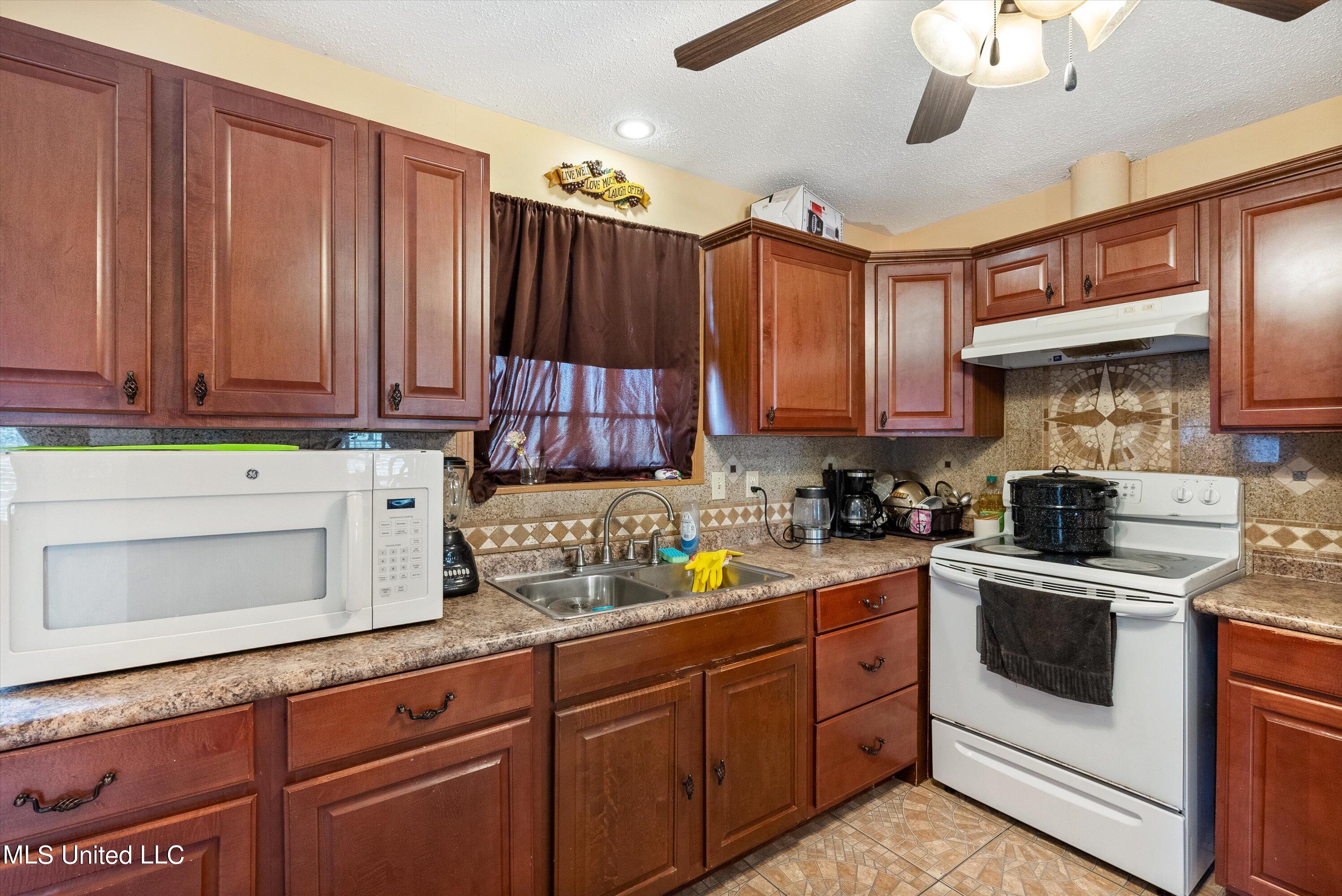 732 Victoria Road Byhalia, MS 38611 - Photo 9 of 22 09-Kitchen