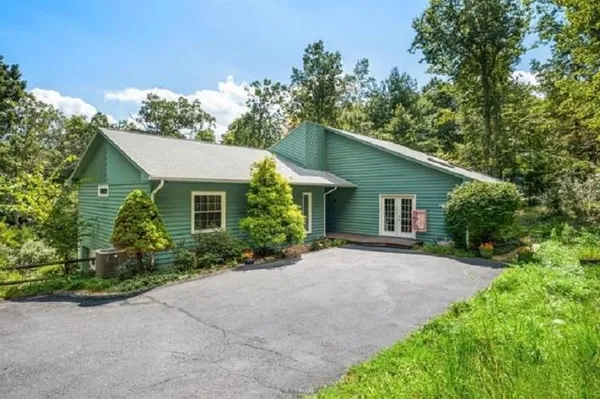 $545,000 | 28 Little Chestnut Lane, Lyndhurst, VA 22952