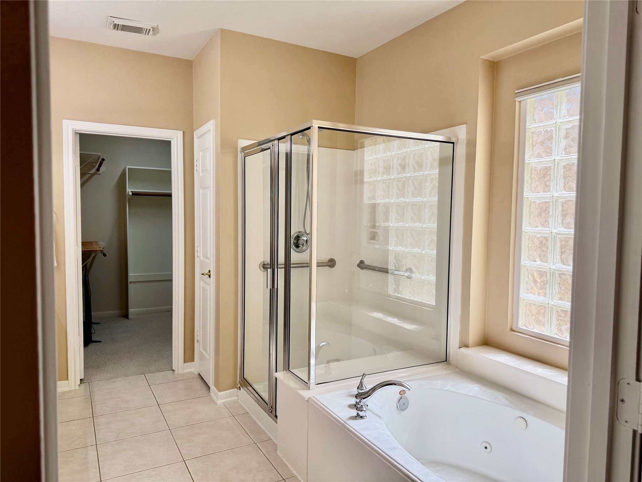 90 North Country Gate Circle Conroe, TX 77384 - Photo 22 of 43 Large soaking tub and stand up shower
