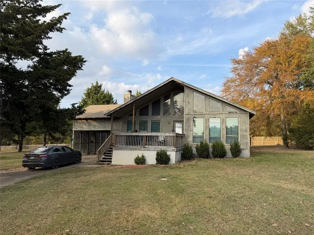 a view of a house with a yard