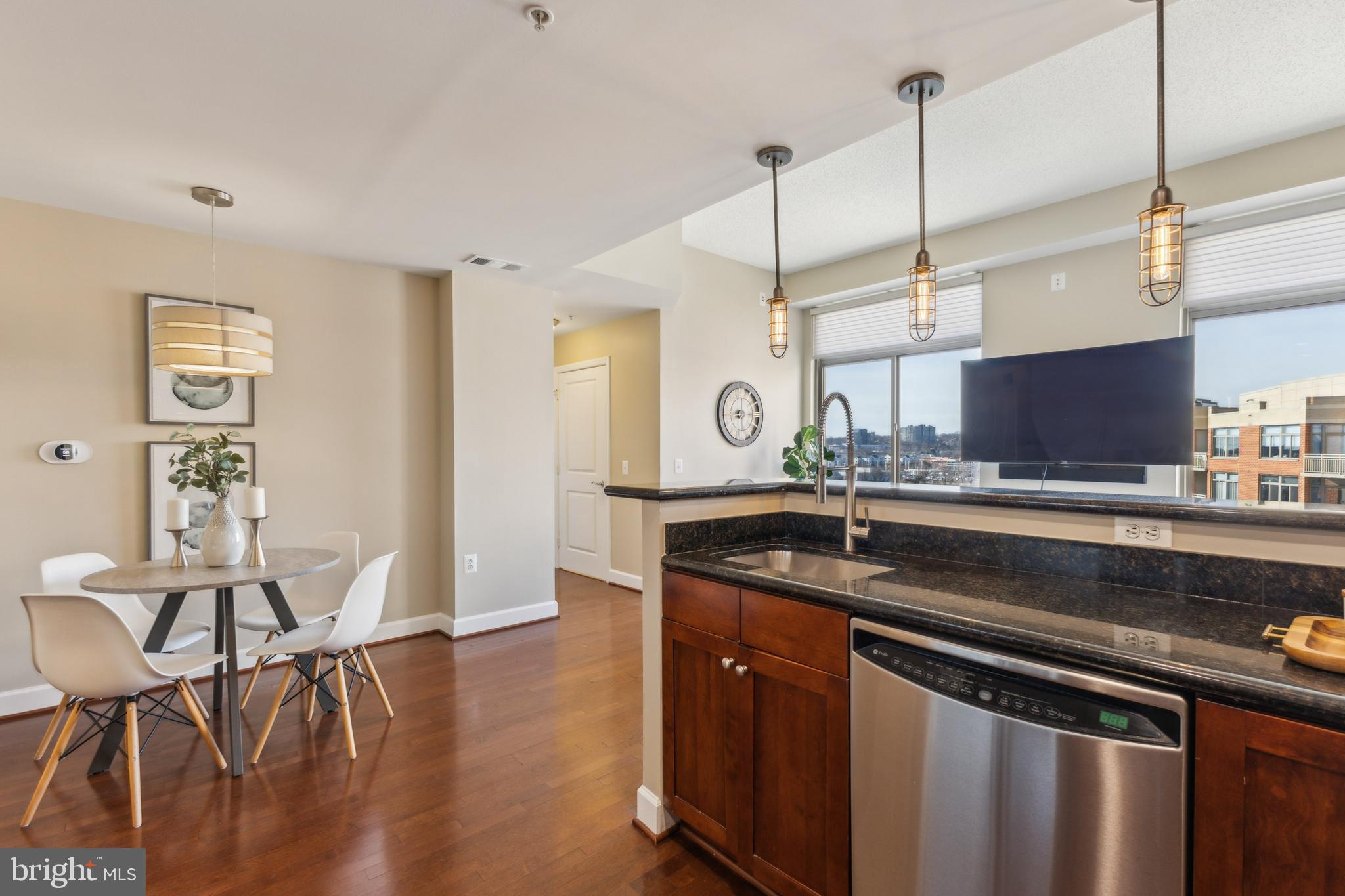 3650 South Glebe Road, Unit 658 Arlington, VA 22202 - Photo 8 of 25 Kitchen with pendant lighting